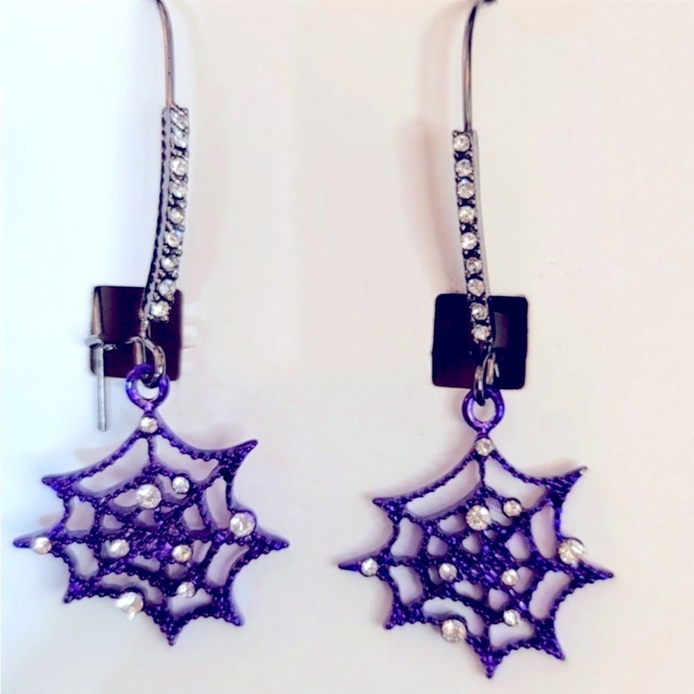 New Betsey Johnson CREEPY CRAWLY HOOK EARRINGS GUNMETAL - Picture 5 of 10